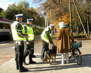 Policjanci rozdają elementy odblaskowe