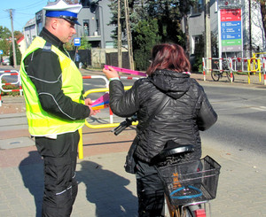 Policjanci rozdają elementy odblaskowe