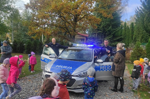 Policjant podczas działań profilaktycznych