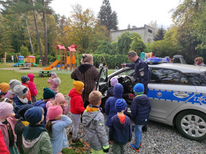 Policjant podczas działań profilaktycznych