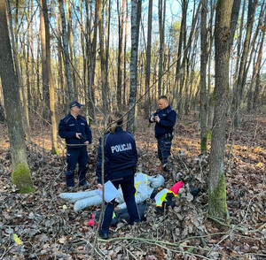 trzech policjantów znajduje osoby zaginione podczas ćwiczeń