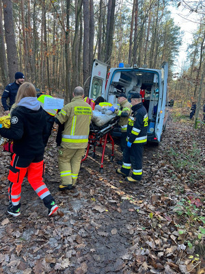 Służby podczas transportowania poszkodowanych do karetki