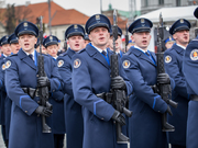 grupa policjantów podczas śpiewu hymnu