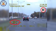zdjęcie nagrania z policyjnego wideorejestratora ze znakami i prędkością jazdy kierowcy