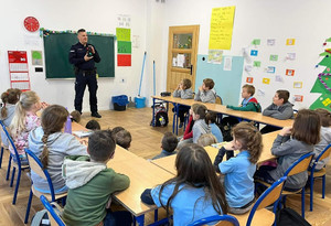 Policjant na spotkaniu z uczniami w klasie szkolnej