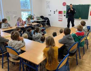 Policjant na spotkaniu z uczniami w klasie szkolnej