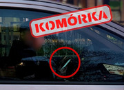 zdjęcie samochodu z włączonym telefonem w środku i napis KOMÓRKA
