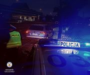 Samochody i policjant w kamizelce odblaskowej na drodze