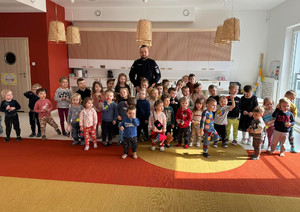 Policjant i grupa dzieci z przedszkola Osesek