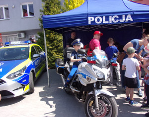 Policyjne stanowisko z motocyklem i radiowozem