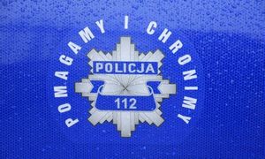 Policyjna odznaka z napisem Pomagamy i chronimy