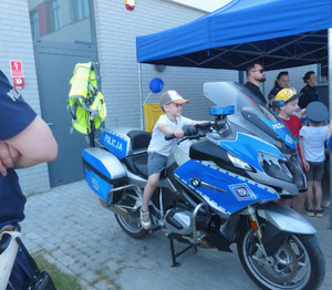 motocykl policyjny z uczestnikami pikniku