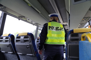 Policjantka podczas kontroli autokaru w środku