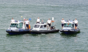 3 policyjne łodzie na wodzie