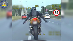 zdjęcie z monitoringu z motocyklistą