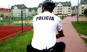 Policjant na rowerze przy boisku