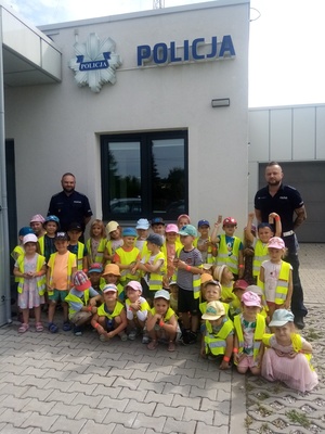 Policjanci z dziećmi