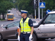 policjant ruchu drogowego na ulicy podczas działań