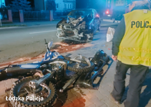 Miejsce wypadku z udziałem motocykla i policjanci w tle