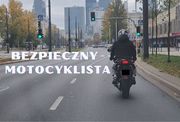 Motocyklista na drodze i nazwa działań