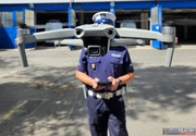 Policjant obsługuje służbowego drona