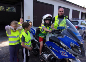 dzieci przy motocyklu z policjantem