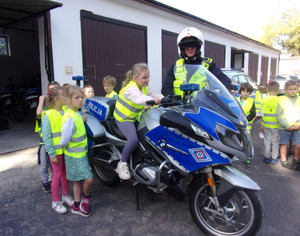 dzieci z policjantem przy motocyklu