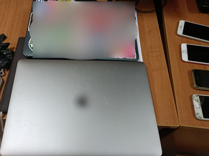 dwa zabezpieczone laptopy na stole