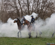 policyjni jeźdźcy na koniach w obłokach dymu