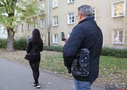 Mężczyzna idący za kobietą robi jej zdjęcie telefonem