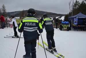 Policjanci z nartami na stoku w zimowych warunkach