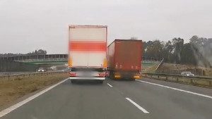 dwa pojazdy ciężarowe na drodze