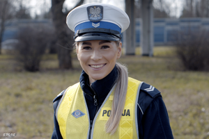Uśmiechnięta policjantka ruchu drogowego