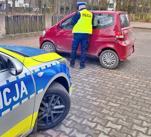 Policjant ruchu drogowego podczas kontroli kierowcy microcara