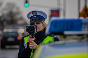 policjantka z miernikiem prędkości na drodze