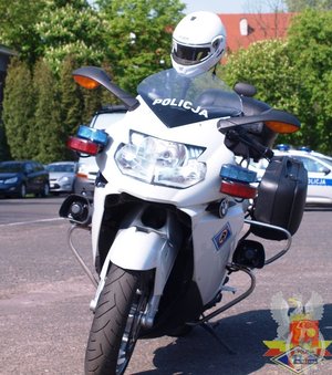 Policjant na motocyklu w czasie jazdy