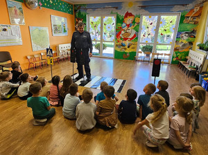 Policjant w sali razem z grupą dzieci