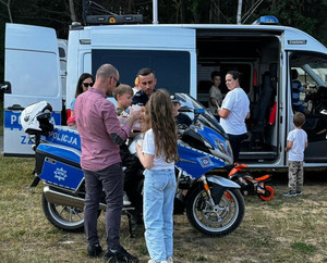 motocykl i radiowóz na pikniku