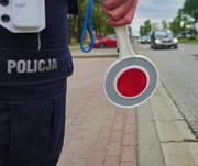 Policjant podczas służby na drodze