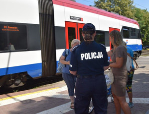 Policjantka na peronie rozmawia z pasażerami