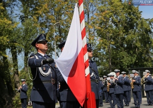Policjanci podczas uroczystości - poczet flagowy i orkiestra