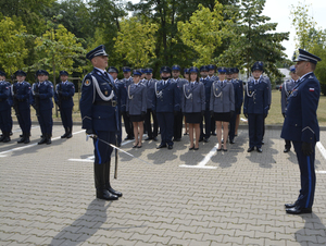 policjanci podczas uroczystości -składany meldunek