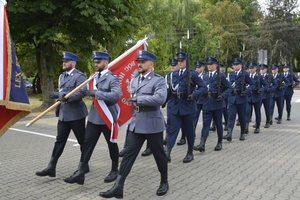 Przemarsz policjantów w asyście honorowej