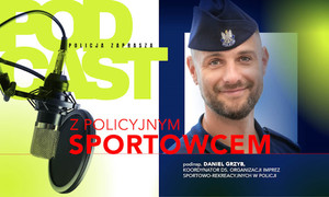 Zdjęcie policyjnego sportowca w mundurze i mikrofon