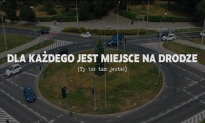 Zdjęcie ronda i napis Dla każdego jest miejsce na drodze