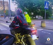 dwóch motocyklistów na drodze