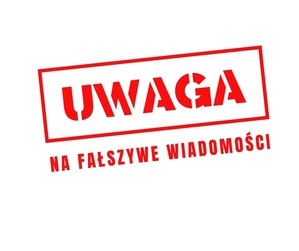 tabliczka z napisem Uwaga na fałszywe wiadomości