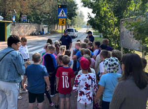 Policjanci z grupą uczniów na ulicy