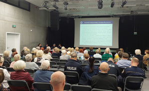 policjanci i uczestnicy debaty w sali