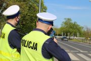 Dwóch policjantów ruchu drogowego podczas służby na drodze